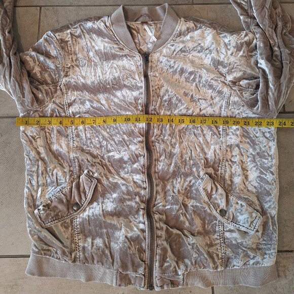 Free people Ruched crushed velvet bomber jacket pink cream size L/G - Picture 9 of 9